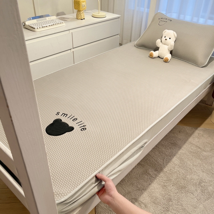 91家纺网 家纺一手货源 找家纺 （总）爱思凯家纺 2026新款【学生】PE真豆豆-八宝熊 -床笠款【场景二】