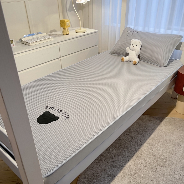 91家纺网 家纺一手货源 找家纺 （总）爱思凯家纺 2026新款【学生】PE真豆豆-八宝熊 -床笠款【场景二】