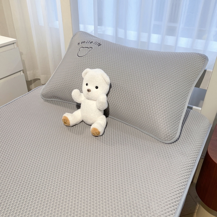 91家纺网 家纺一手货源 找家纺 （总）爱思凯家纺 2026新款【学生】PE真豆豆-八宝熊 -床笠款【场景二】