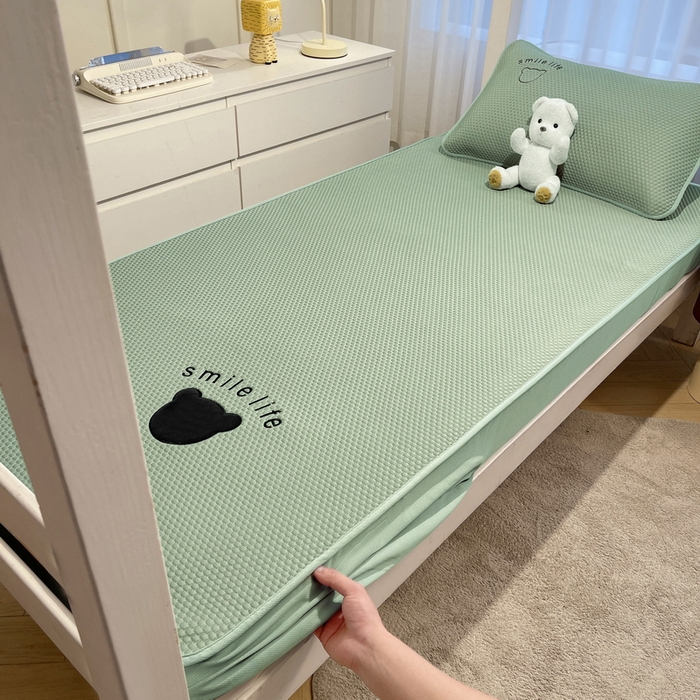 91家纺网 家纺一手货源 找家纺 （总）爱思凯家纺 2026新款【学生】PE真豆豆-八宝熊 -床笠款【场景二】