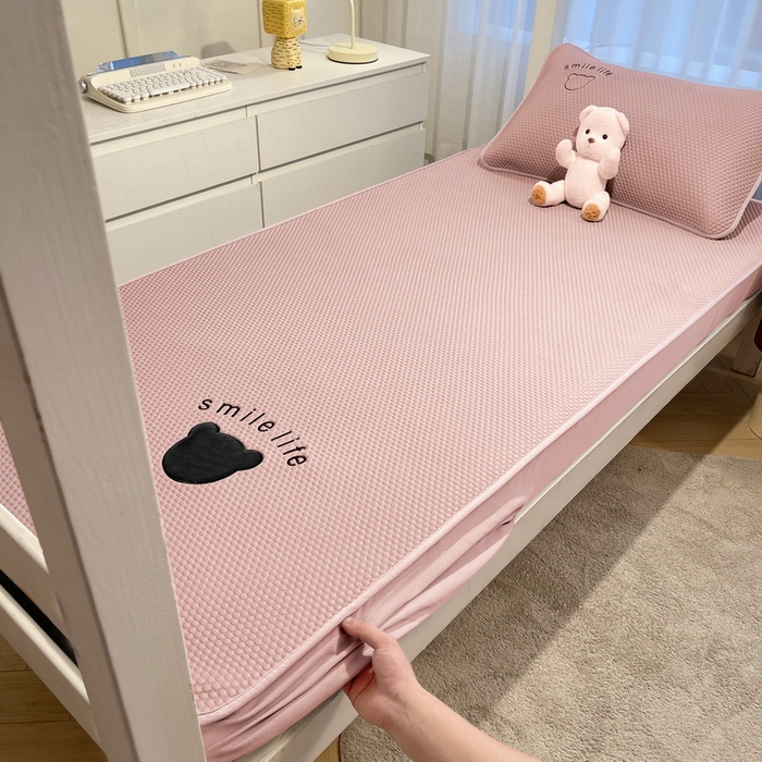 91家纺网 家纺一手货源 找家纺 （总）爱思凯家纺 2026新款【学生】PE真豆豆-八宝熊 -床笠款【场景二】