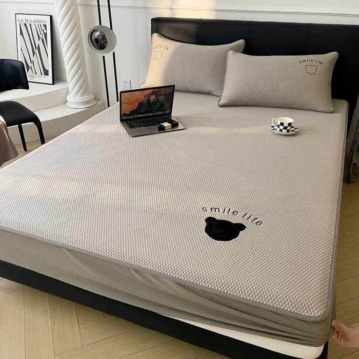 91家纺网 家纺一手货源 找家纺 （总）爱思凯家纺 2026新款PE冰豆豆贴布绣-八宝熊-床笠款【场景一】