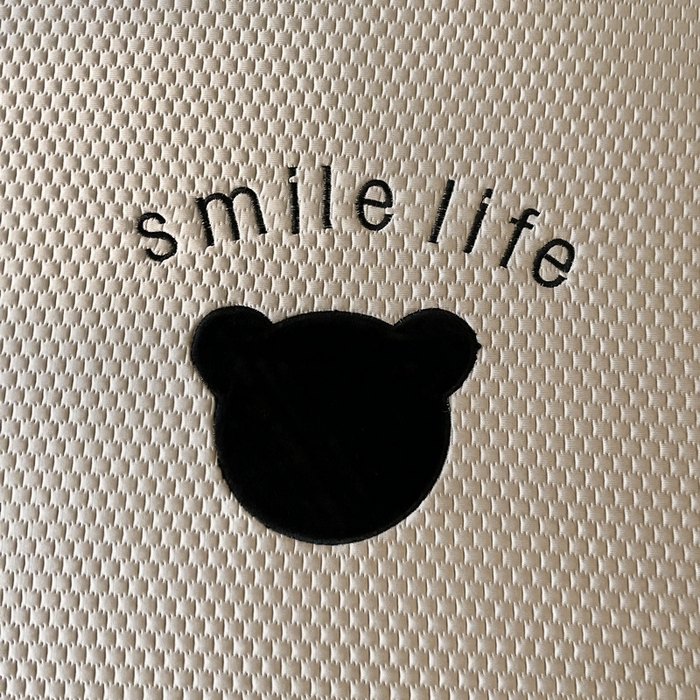 91家纺网 家纺一手货源 找家纺 （总）爱思凯家纺 2026新款PE冰豆豆贴布绣-八宝熊-床笠款【场景一】