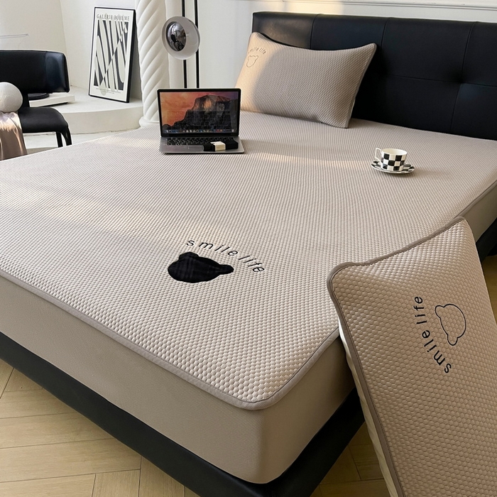 91家纺网 家纺一手货源 找家纺 （总）爱思凯家纺 2026新款PE冰豆豆贴布绣-八宝熊-床笠款【场景一】