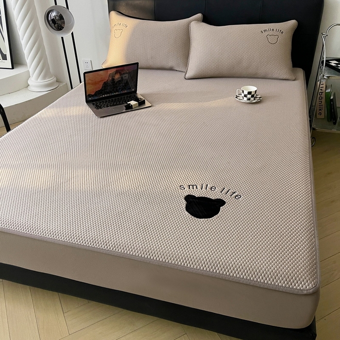 91家纺网 家纺一手货源 找家纺 （总）爱思凯家纺 2026新款PE冰豆豆贴布绣-八宝熊-床笠款【场景一】