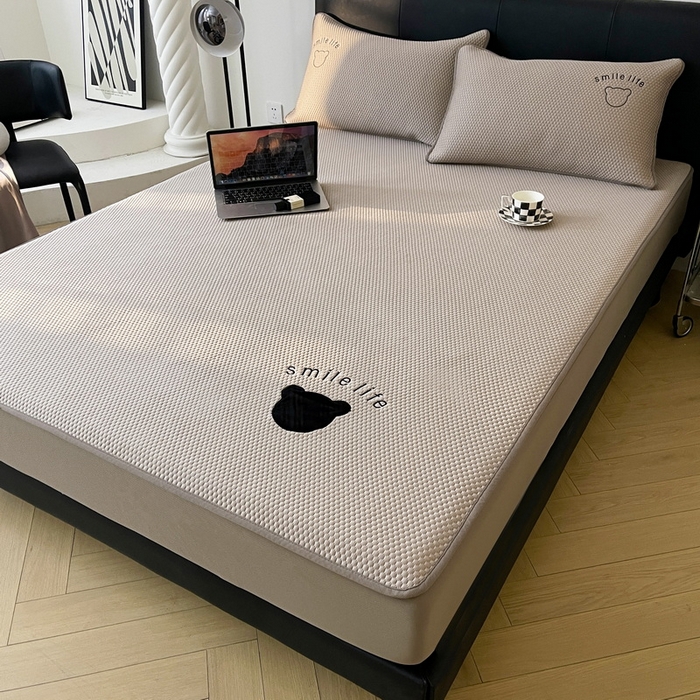 91家纺网 家纺一手货源 找家纺 （总）爱思凯家纺 2026新款PE冰豆豆贴布绣-八宝熊-床笠款【场景一】