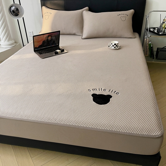 91家纺网 家纺一手货源 找家纺 （总）爱思凯家纺 2026新款PE冰豆豆贴布绣-八宝熊-床笠款【场景一】