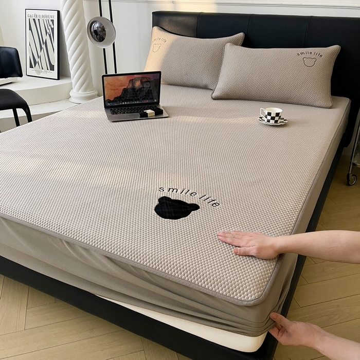 91家纺网 家纺一手货源 找家纺 （总）爱思凯家纺 2026新款PE冰豆豆贴布绣-八宝熊-床笠款【场景一】