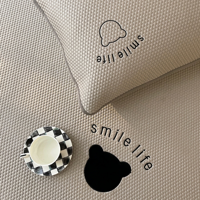 91家纺网 家纺一手货源 找家纺 （总）爱思凯家纺 2026新款PE冰豆豆贴布绣-八宝熊-床笠款【场景一】