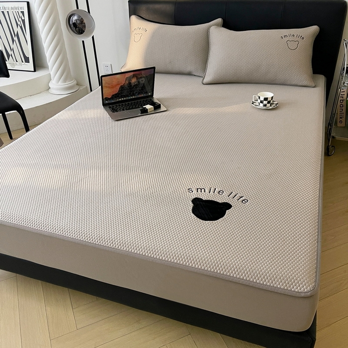 91家纺网 家纺一手货源 找家纺 （总）爱思凯家纺 2026新款PE冰豆豆贴布绣-八宝熊-床笠款【场景一】