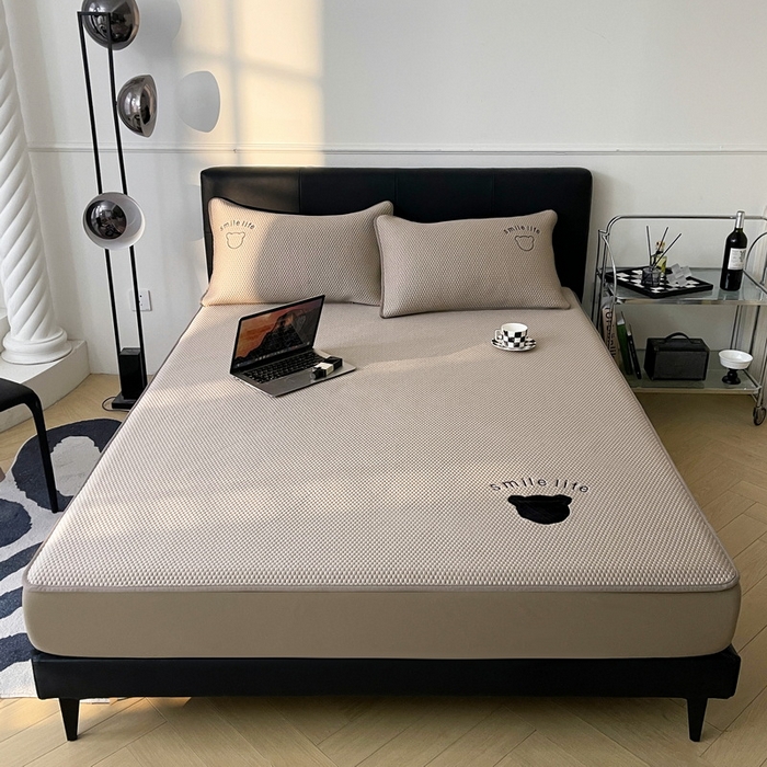 91家纺网 家纺一手货源 找家纺 （总）爱思凯家纺 2026新款PE冰豆豆贴布绣-八宝熊-床笠款【场景一】