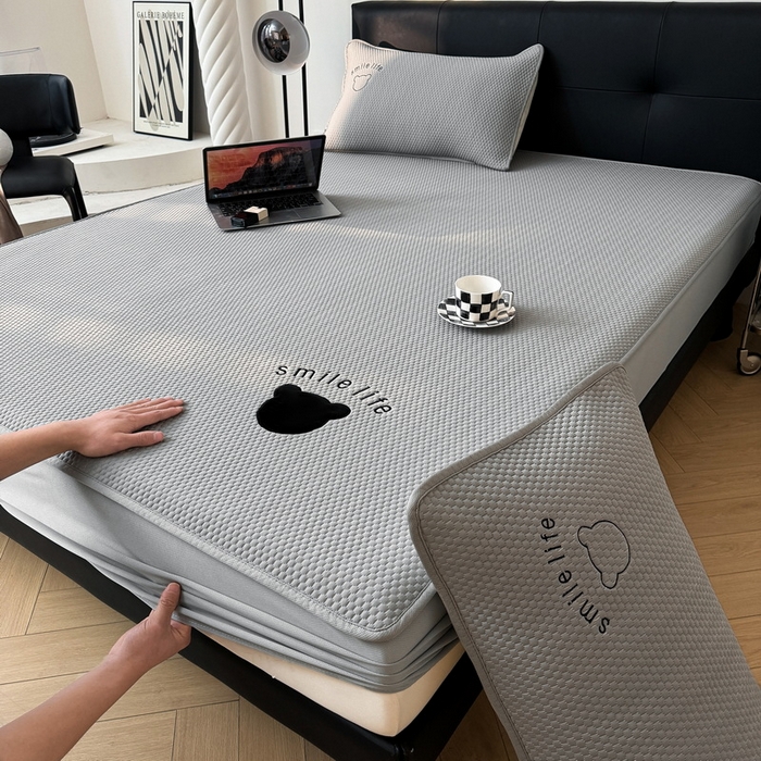 91家纺网 家纺一手货源 找家纺 （总）爱思凯家纺 2026新款PE冰豆豆贴布绣-八宝熊-床笠款【场景一】