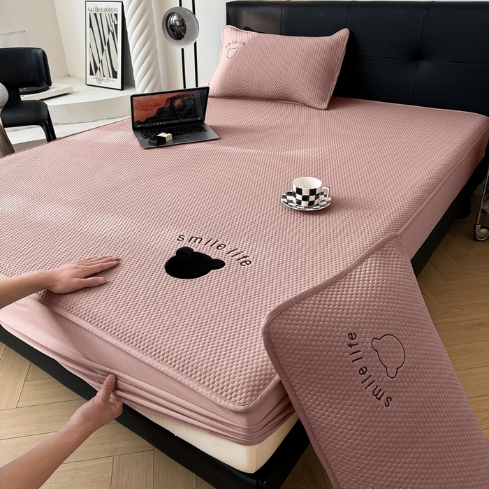 91家纺网 家纺一手货源 找家纺 （总）爱思凯家纺 2026新款PE冰豆豆贴布绣-八宝熊-床笠款【场景一】