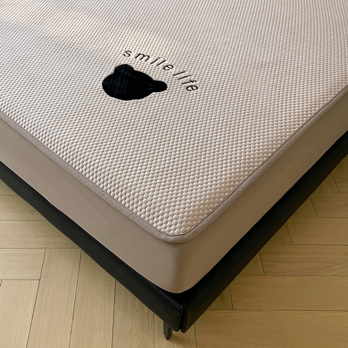 91家纺网 家纺一手货源 找家纺 （总）爱思凯家纺 2026新款PE冰豆豆贴布绣-八宝熊-床笠款【场景一】