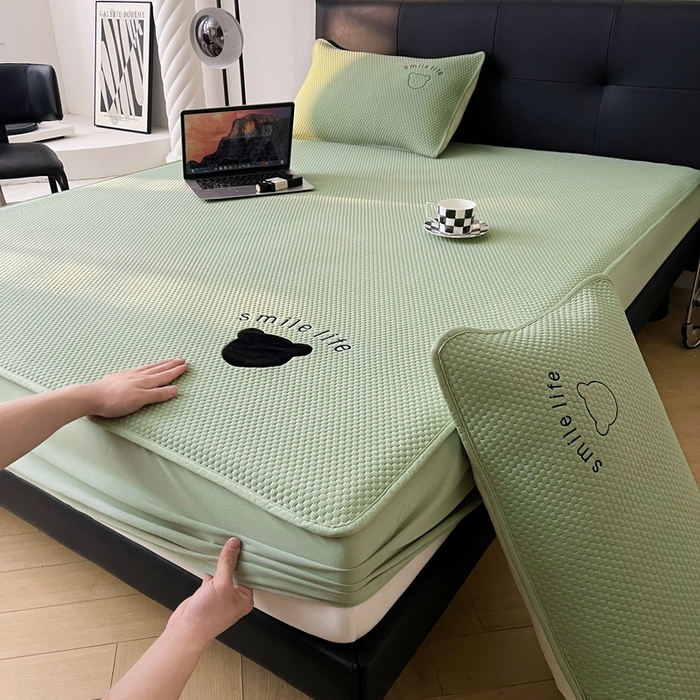 91家纺网 家纺一手货源 找家纺 （总）爱思凯家纺 2026新款PE冰豆豆贴布绣-八宝熊-床笠款【场景一】