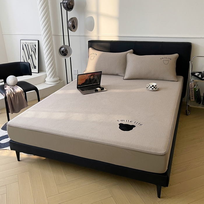 91家纺网 家纺一手货源 找家纺 （总）爱思凯家纺 2026新款PE冰豆豆贴布绣-八宝熊-床笠款【场景一】