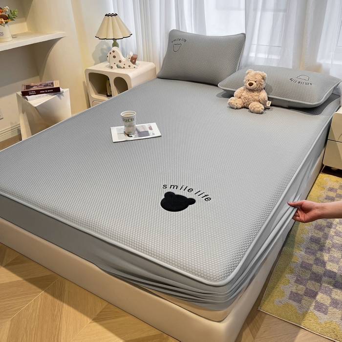 91家纺网 家纺一手货源 找家纺 （总）爱思凯家纺 2026新款PE冰豆豆贴布绣-八宝熊-床笠款【场景二】