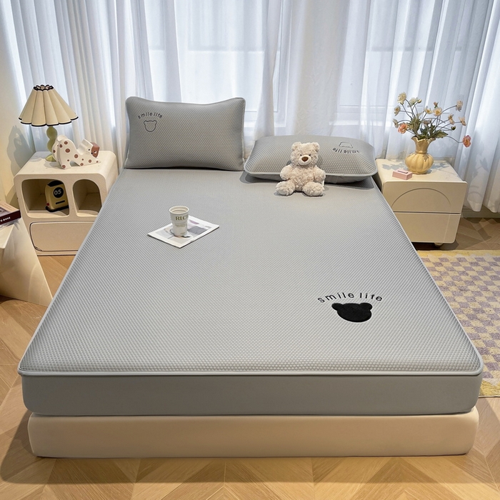 91家纺网 家纺一手货源 找家纺 （总）爱思凯家纺 2026新款PE冰豆豆贴布绣-八宝熊-床笠款【场景二】