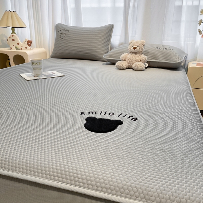 91家纺网 家纺一手货源 找家纺 （总）爱思凯家纺 2026新款PE冰豆豆贴布绣-八宝熊-床笠款【场景二】