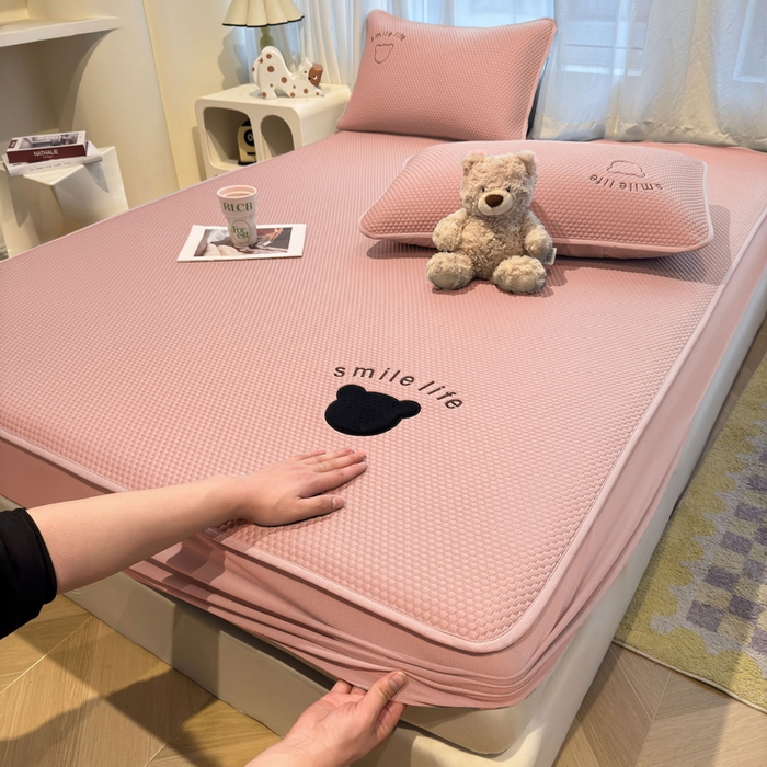 91家纺网 家纺一手货源 找家纺 （总）爱思凯家纺 2026新款PE冰豆豆贴布绣-八宝熊-床笠款【场景二】