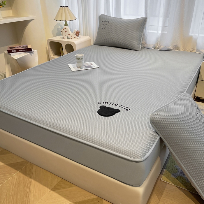 91家纺网 家纺一手货源 找家纺 （总）爱思凯家纺 2026新款PE冰豆豆贴布绣-八宝熊-床笠款【场景二】