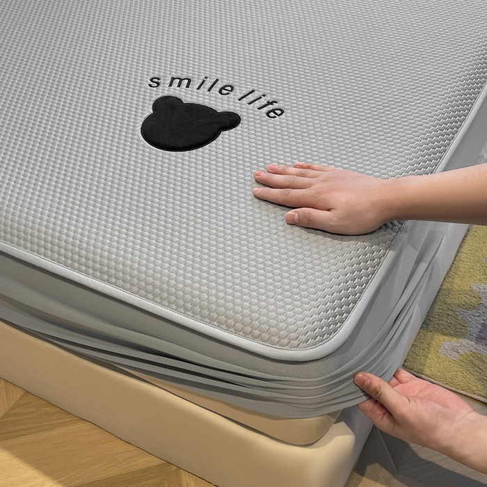 91家纺网 家纺一手货源 找家纺 （总）爱思凯家纺 2026新款PE冰豆豆贴布绣-八宝熊-床笠款【场景二】