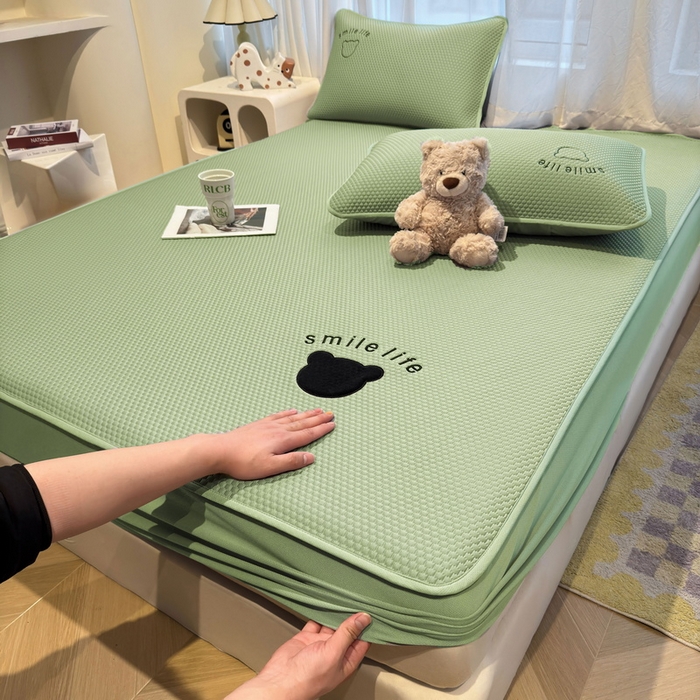 91家纺网 家纺一手货源 找家纺 （总）爱思凯家纺 2026新款PE冰豆豆贴布绣-八宝熊-床笠款【场景二】