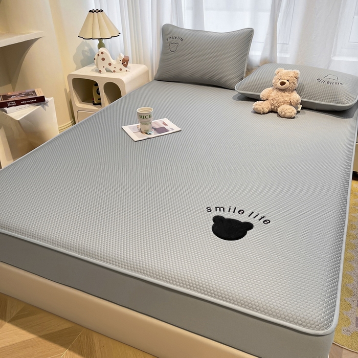 91家纺网 家纺一手货源 找家纺 （总）爱思凯家纺 2026新款PE冰豆豆贴布绣-八宝熊-床笠款【场景二】