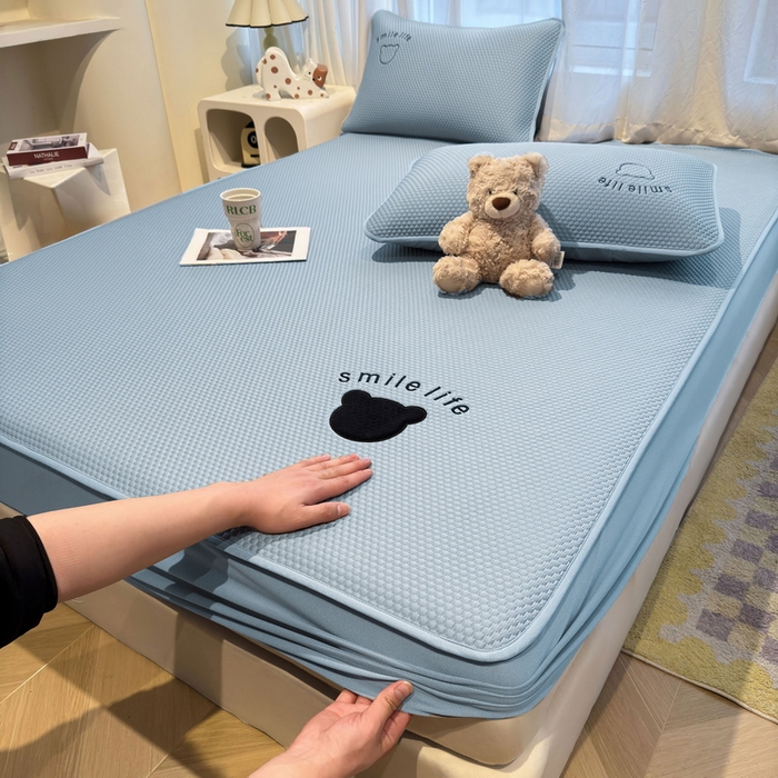 91家纺网 家纺一手货源 找家纺 （总）爱思凯家纺 2026新款PE冰豆豆贴布绣-八宝熊-床笠款【场景二】