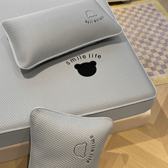 91家纺网 家纺一手货源 找家纺 （总）爱思凯家纺 2026新款PE冰豆豆贴布绣-八宝熊-床笠款【场景二】