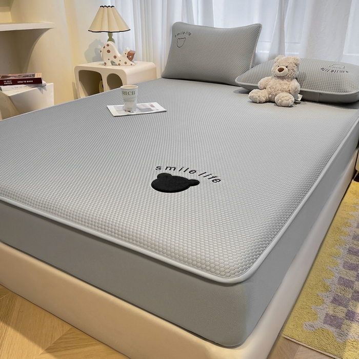 91家纺网 家纺一手货源 找家纺 （总）爱思凯家纺 2026新款PE冰豆豆贴布绣-八宝熊-床笠款【场景二】