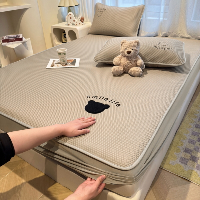 91家纺网 家纺一手货源 找家纺 （总）爱思凯家纺 2026新款PE冰豆豆贴布绣-八宝熊-床笠款【场景二】