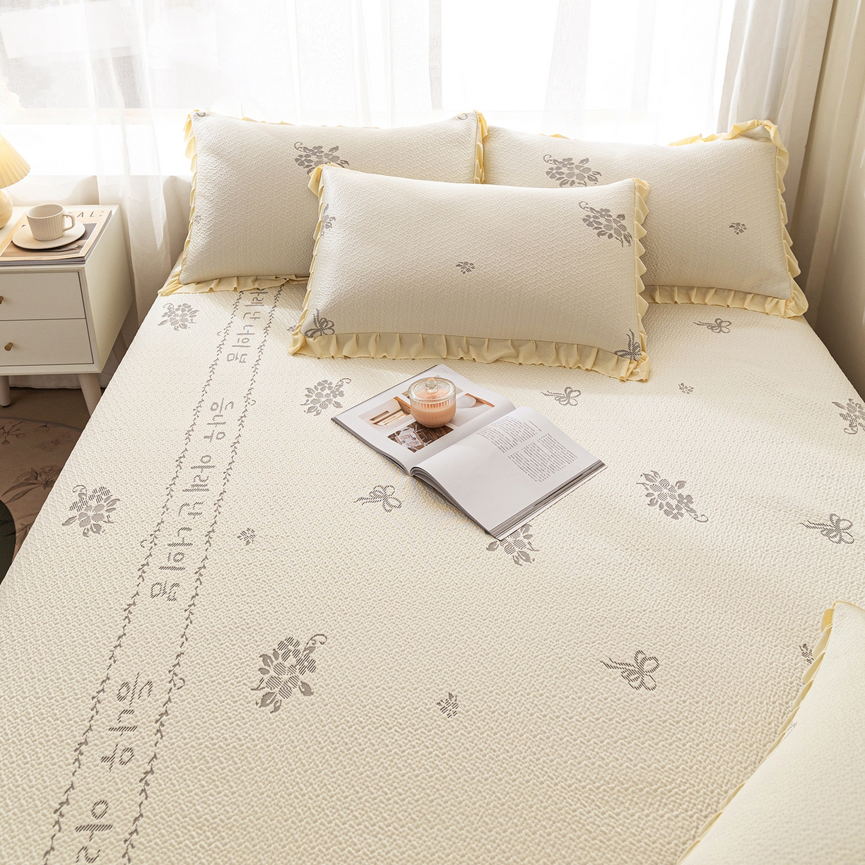 91家纺网 家纺一手货源 找家纺 美优兰 2026新款PE提花凉感冰豆豆三明治复合榻榻米垫 韩式米白