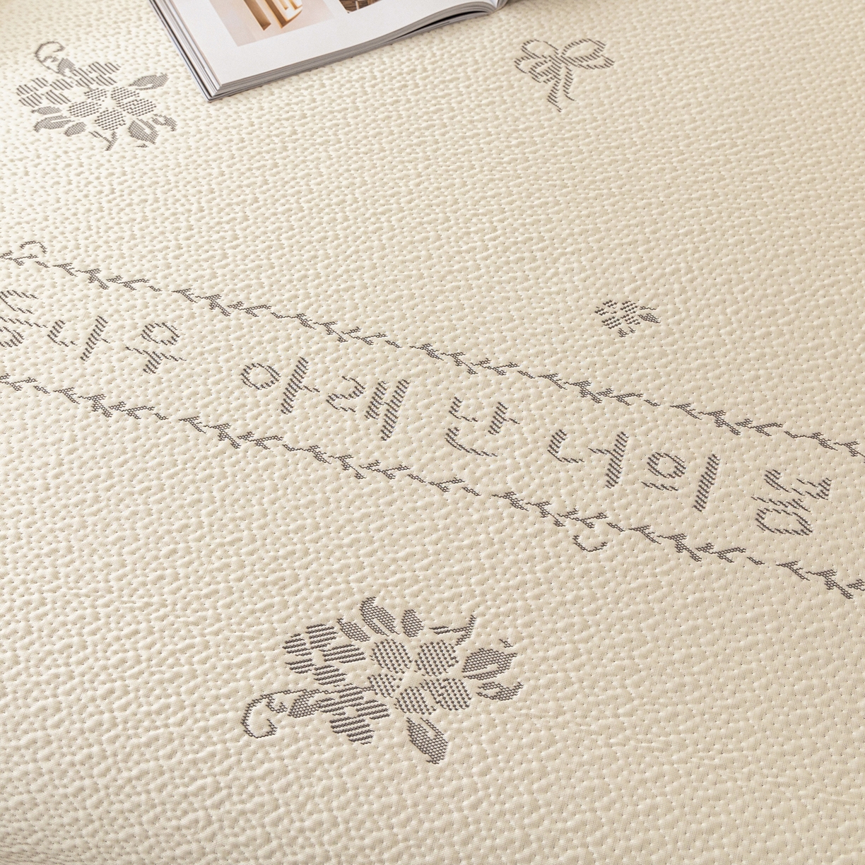 91家纺网 家纺一手货源 找家纺 美优兰 2026新款PE提花凉感冰豆豆三明治复合榻榻米垫 韩式米白