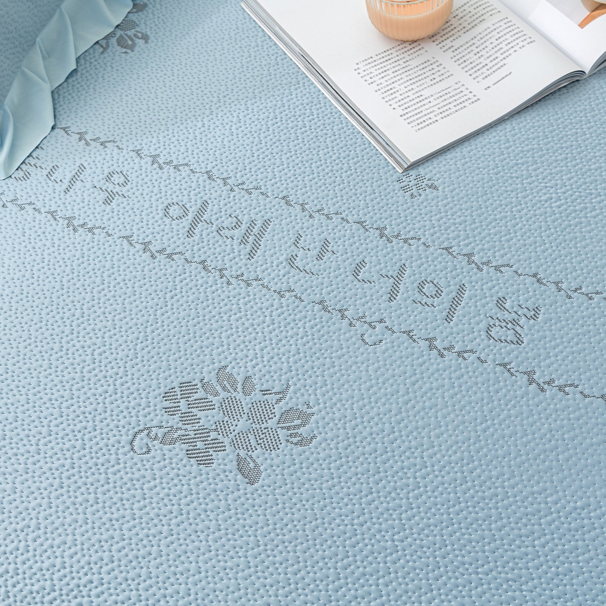 91家纺网 家纺一手货源 找家纺 美优兰 2026新款PE提花凉感冰豆豆三明治复合榻榻米垫 韩式蓝