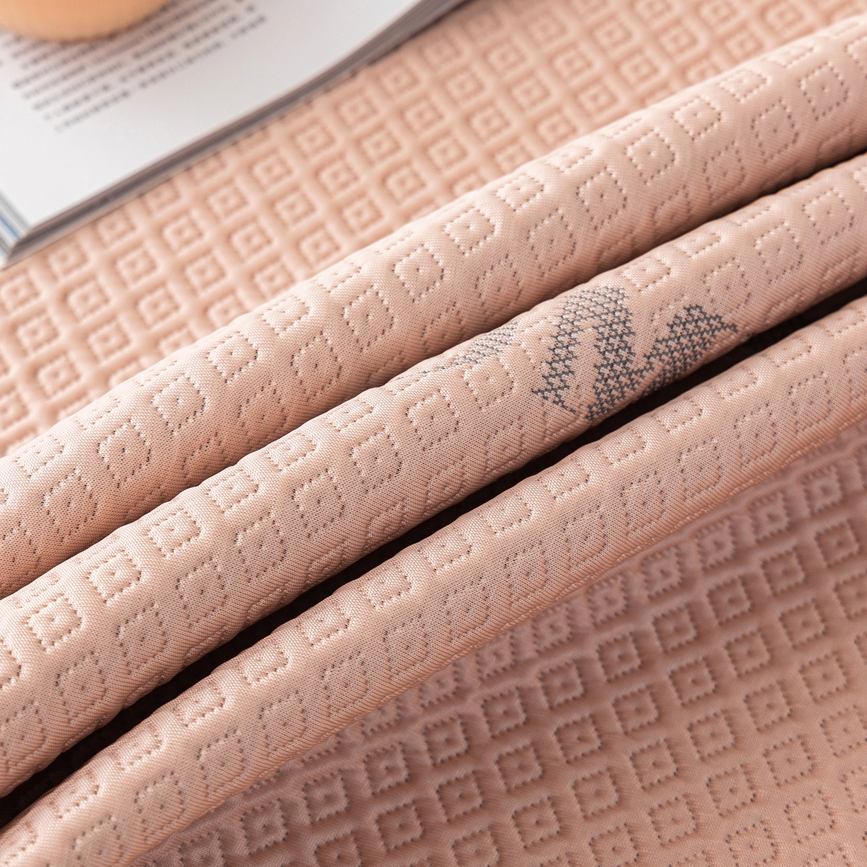 91家纺网 家纺一手货源 找家纺 美优兰 2026新款PE提花凉感冰豆豆三明治复合榻榻米垫 晚亭粉