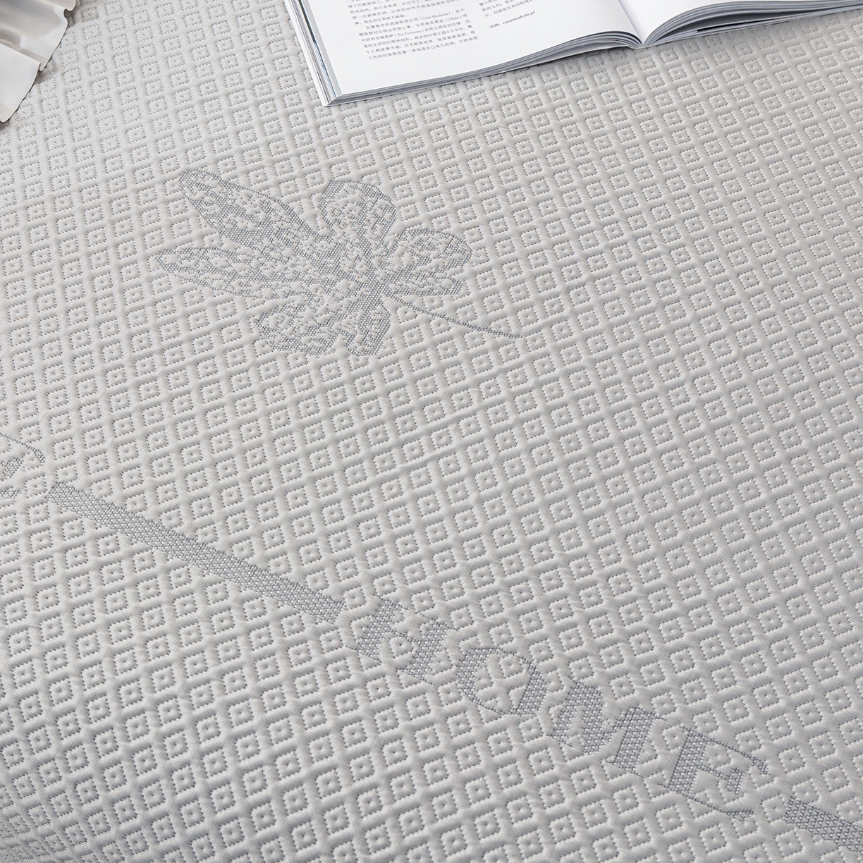 91家纺网 家纺一手货源 找家纺 美优兰 2026新款PE提花凉感冰豆豆三明治复合榻榻米垫 晚亭灰