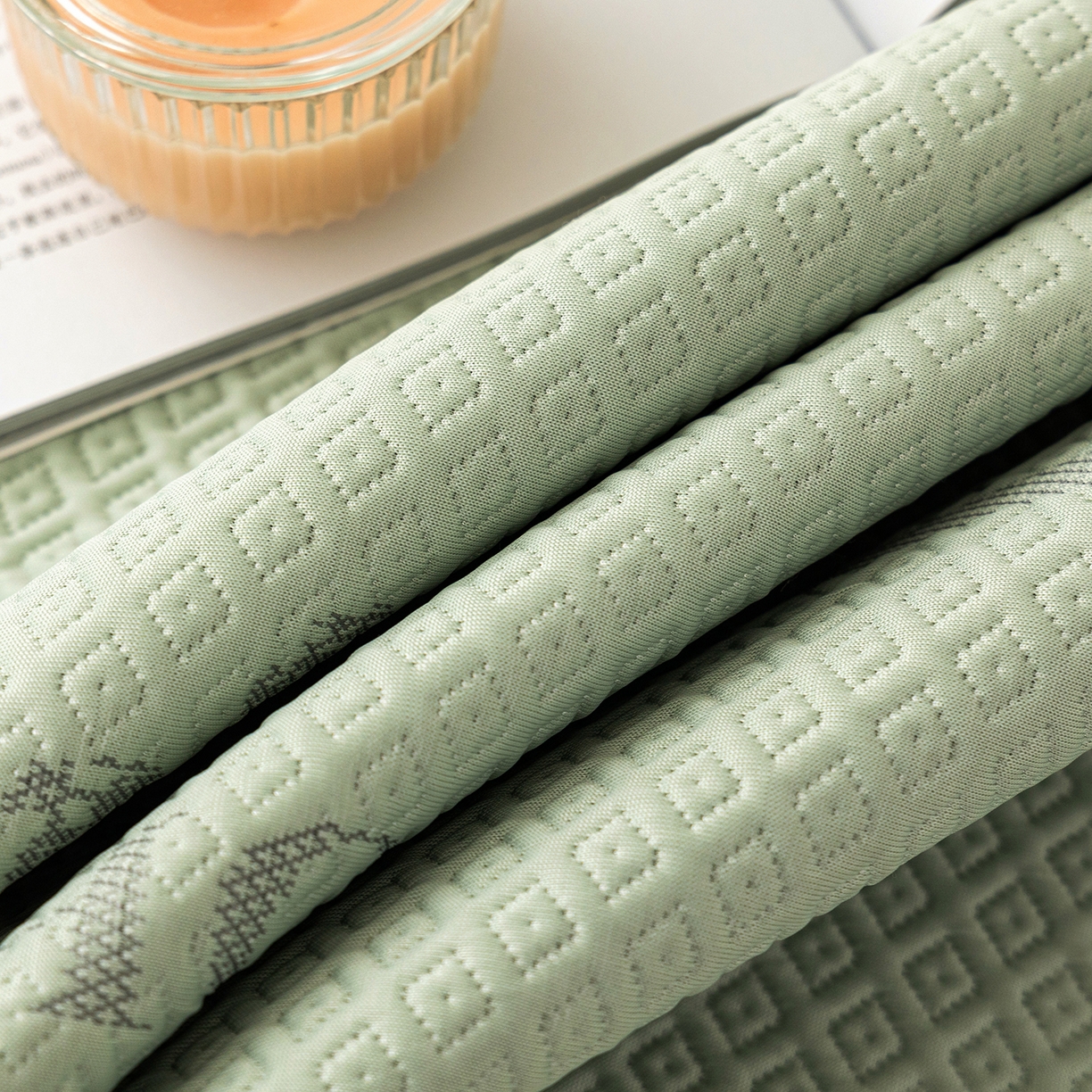 91家纺网 家纺一手货源 找家纺 美优兰 2026新款PE提花凉感冰豆豆三明治复合榻榻米垫 晚亭绿