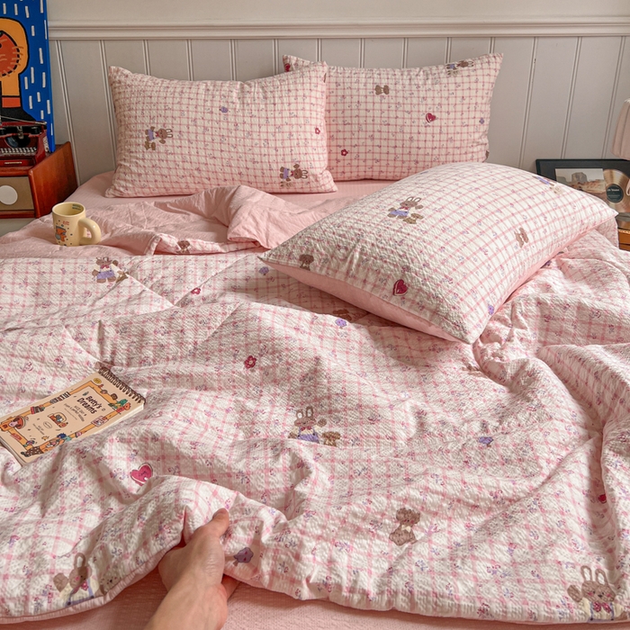 91家纺网 家纺一手货源 找家纺 欧尚家纺 2026新款泡芙纱夏被四件套简单款 格系萌宠