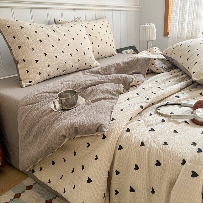 91家纺网 家纺一手货源 找家纺 欧尚家纺 2026新款泡芙纱夏被四件套简单款 咖爱心