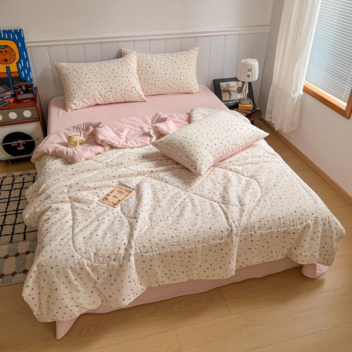 91家纺网 家纺一手货源 找家纺 禾沐  2026新款泡芙纱夏被四件套简单款 粉色小心心