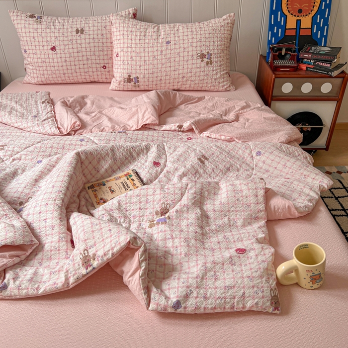 91家纺网 家纺一手货源 找家纺 禾沐  2026新款泡芙纱夏被四件套简单款 格系萌宠