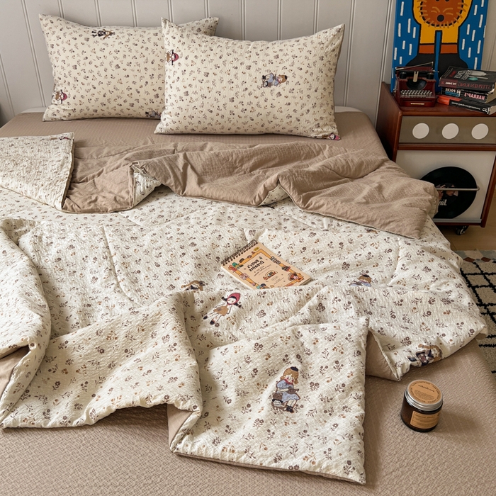 91家纺网 家纺一手货源 找家纺 禾沐  2026新款泡芙纱夏被四件套简单款 花间娃娃