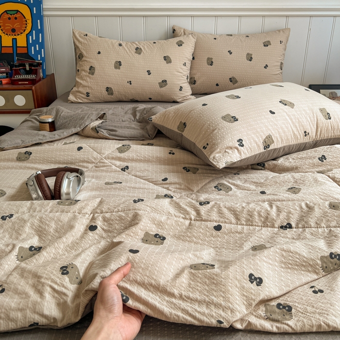 91家纺网 家纺一手货源 找家纺 禾沐  2026新款泡芙纱夏被四件套简单款 灰猫头