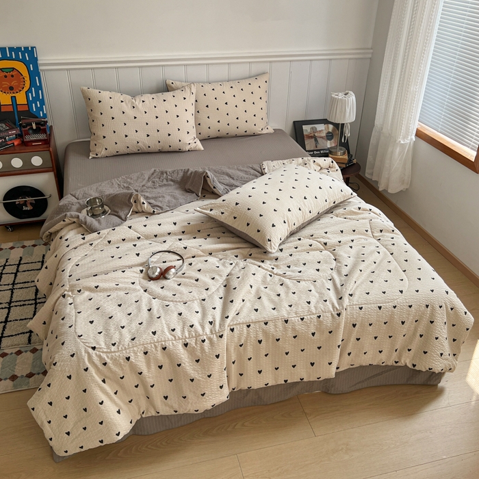 91家纺网 家纺一手货源 找家纺 禾沐  2026新款泡芙纱夏被四件套简单款 咖爱心