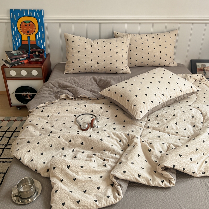 91家纺网 家纺一手货源 找家纺 禾沐  2026新款泡芙纱夏被四件套简单款 咖爱心