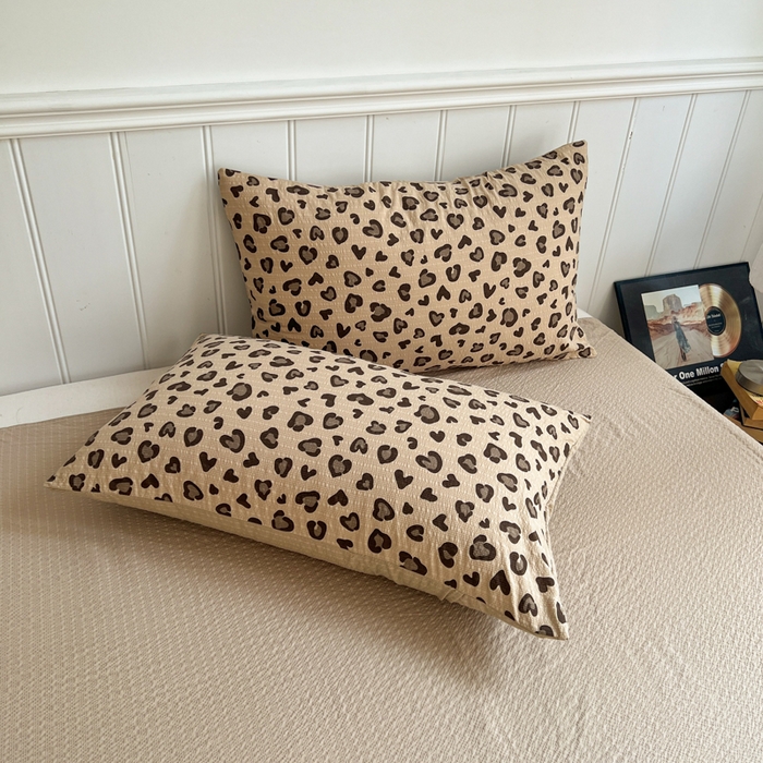 91家纺网 家纺一手货源 找家纺 禾沐  2026新款泡芙纱夏被四件套简单款 咖豹纹