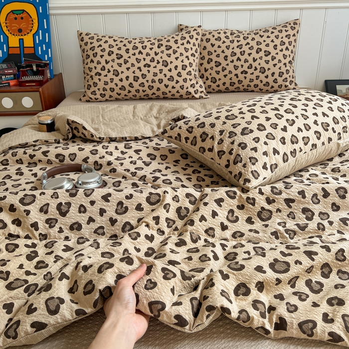 91家纺网 家纺一手货源 找家纺 禾沐  2026新款泡芙纱夏被四件套简单款 咖豹纹