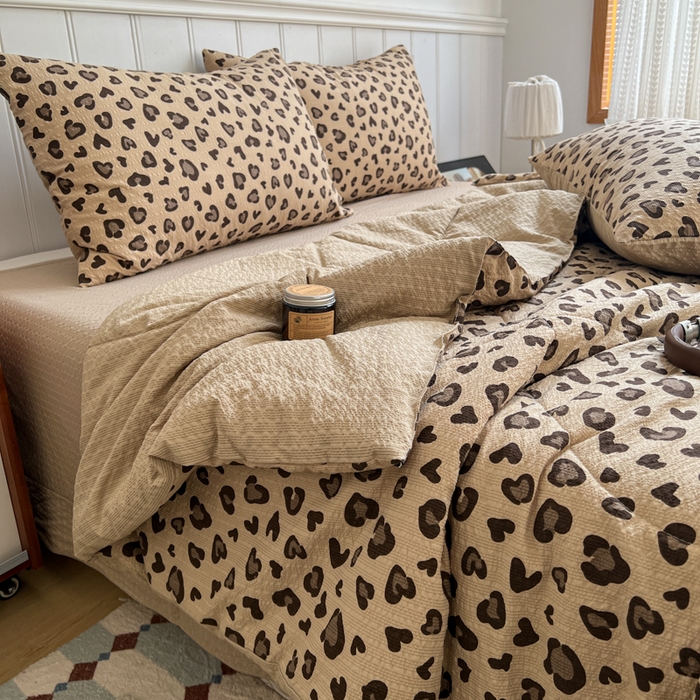 91家纺网 家纺一手货源 找家纺 禾沐  2026新款泡芙纱夏被四件套简单款 咖豹纹