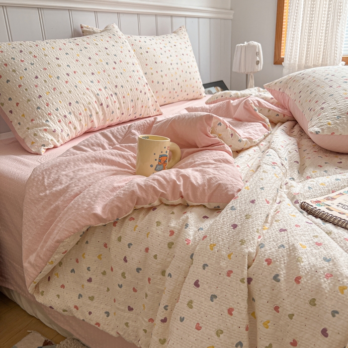 91家纺网 家纺一手货源 找家纺  梵希雅  2026新款泡芙纱夏被四件套简单款 粉色小心心